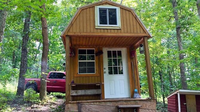 mini-maison dans le bois