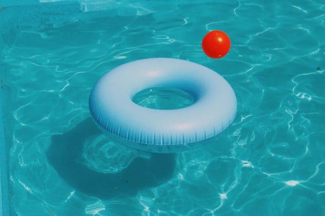 bouée et ballon dans une piscine_Réglementation à suivre pour l'installation d'une piscine