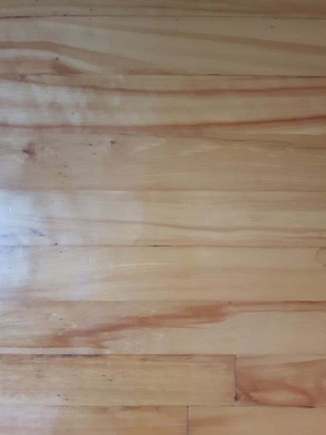 plancher en bois franc avec finition en vernis Cristal