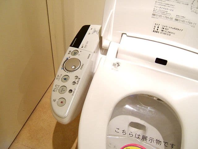 FUturistic japanese toilet_toilette futuriste