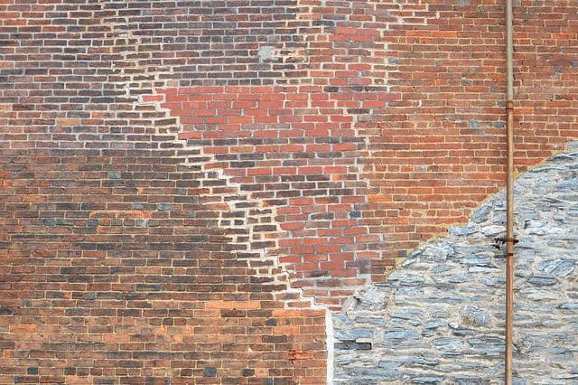 Mur de briques restauré_Briqueteur-maçon : un métier physique et méticuleux