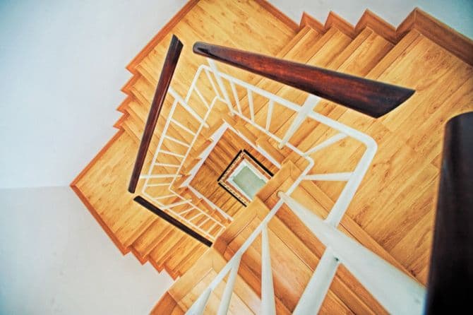 Escalier en bois_Aménagement sous les combles et les escaliers: deux solutions de rangement 