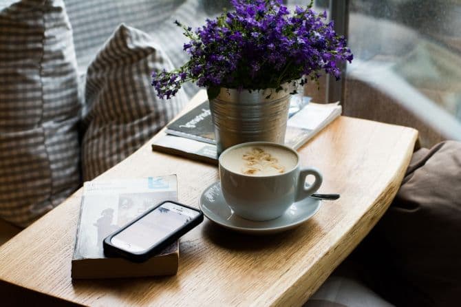 plateau avec livres et café_Aménager un espace « bien-être » chez soi 