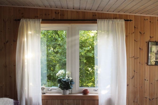 Fenêtre avec rideau blanc