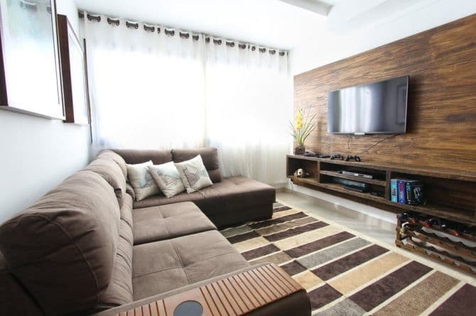 Salon avec mur en revêtement de bois