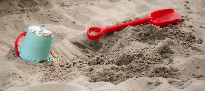 Jouets de plastique dans un carré de sable