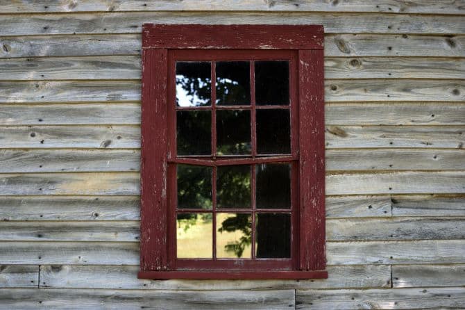 Fenêtre sur vielle maison en bois