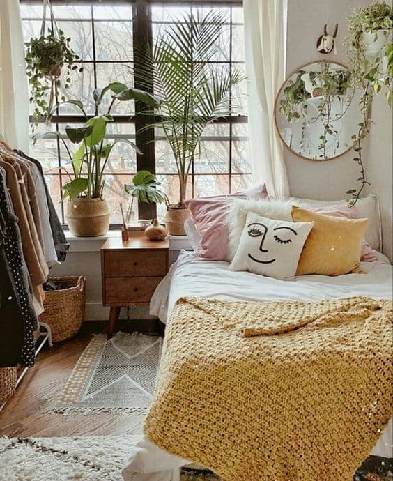 chambre avec oreillers décoratifs