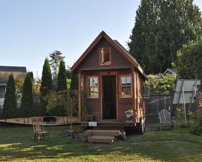 mini-maison en bois brun_Construire une mini-maison : permis et réglementation municipale