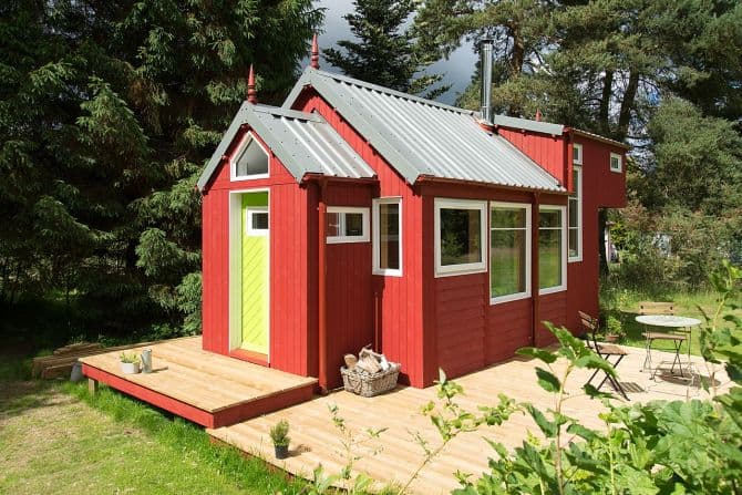 mini-maison en bois rouge_Construire une mini-maison : permis et réglementation municipale