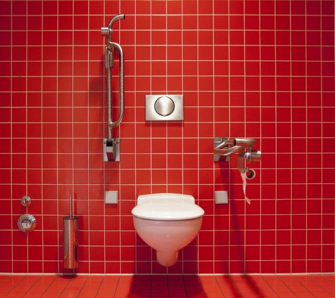 toilette dans une salle de bain rouge_Achat et installation d'une toilette : quel prix?