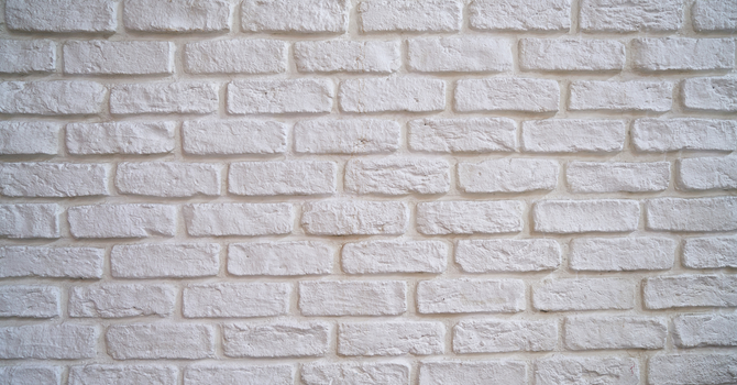 Décaper un mur de brique blanc