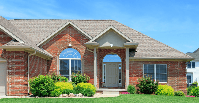 façade extérieure avec de la brique rouge