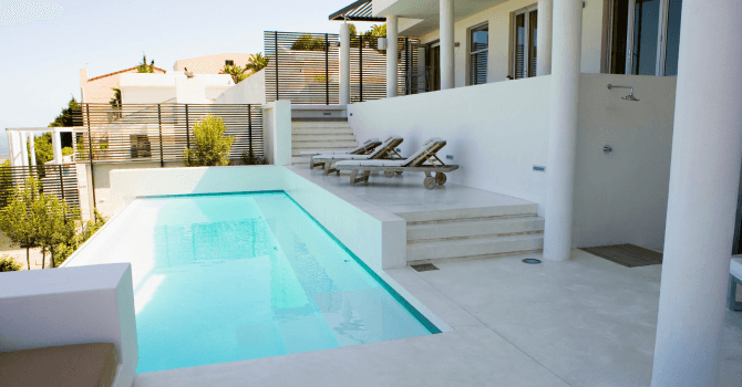 Piscine creusée en fibre de verre ou en béton