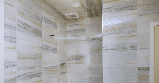 carrelage décoratif au plafond