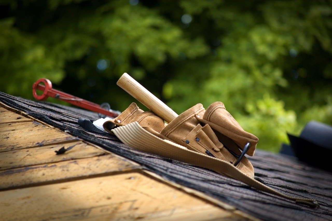 toiture en bardeaux réparation_Solutions pour un toit endommagé par le vent : le remplacement ou la réparation