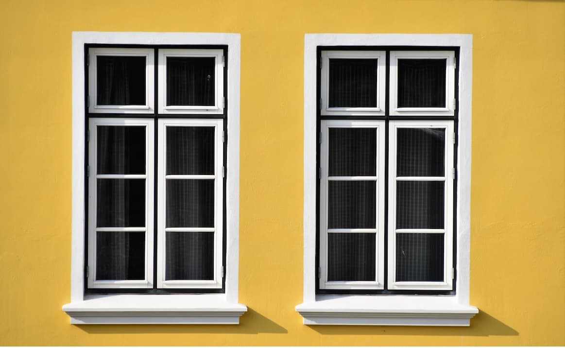mur jaune avec fenêtres_Tout savoir sur le métier de monteur-mécanicien vitrier