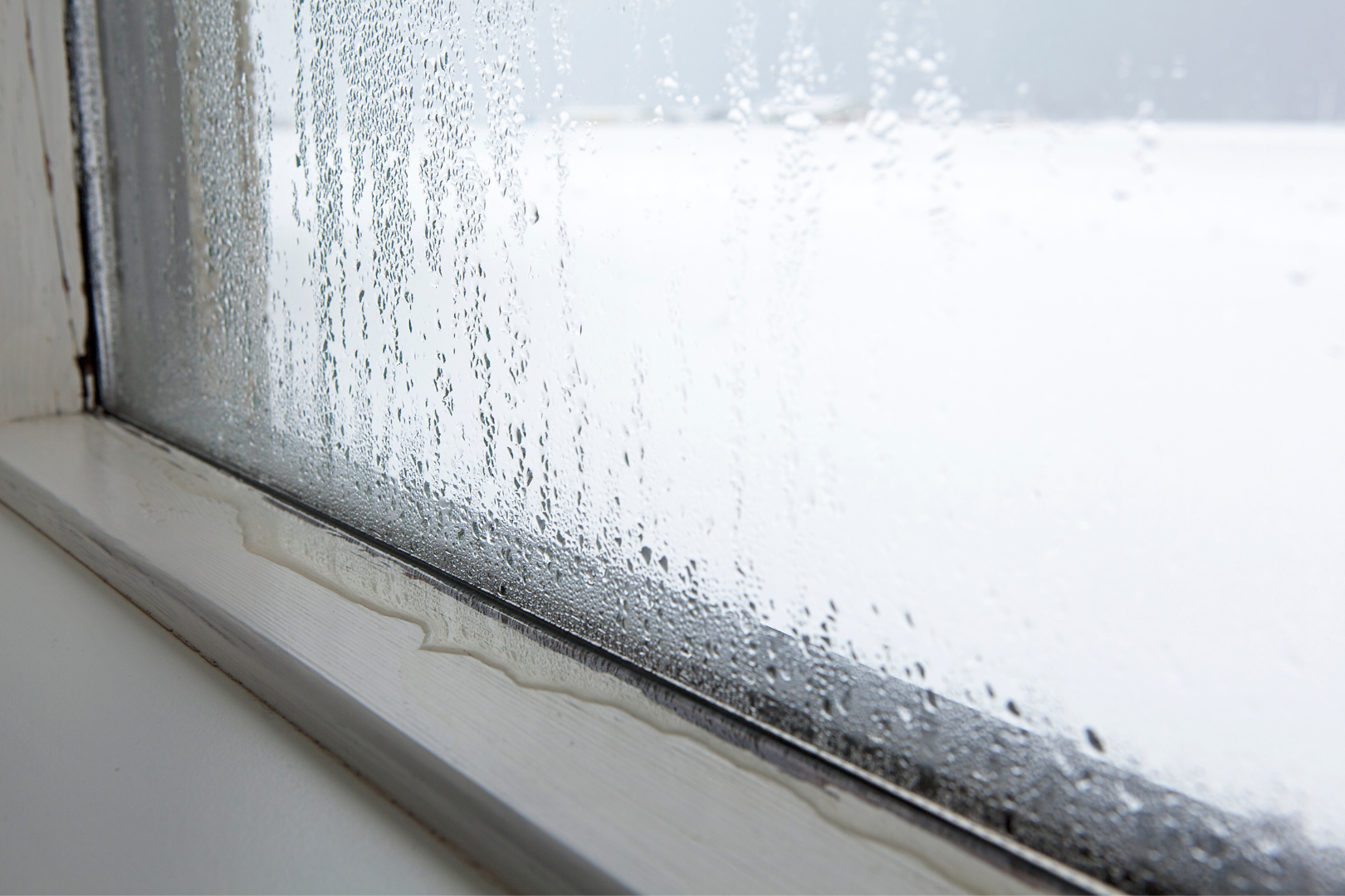 Condensation d'eau nécessitant un joint d’isolation pour la fenêtre