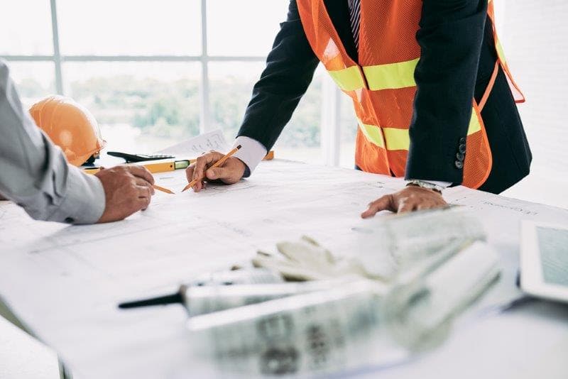 travailleur qui signe un contrat__Entreprise de rénovation : comment l’incorporation peut vous protéger lors des poursuites_Soumission Rénovation