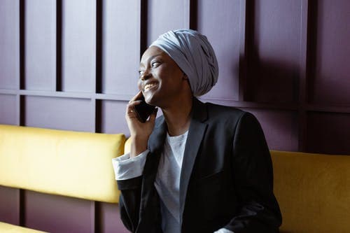 comment rentabiliser un projet de rénovation_femme au téléphone