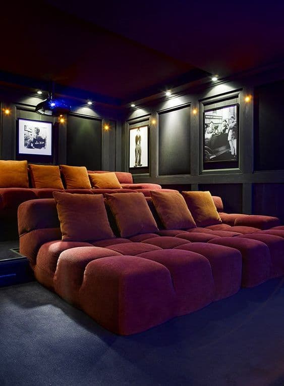 cinéma maison avec divan orange_Pinterest