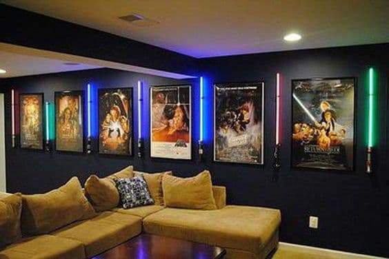 cinéma maison avec divan jaune_Pinterest