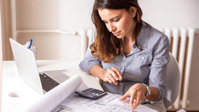 femme architecte qui étudie des plans de construction 